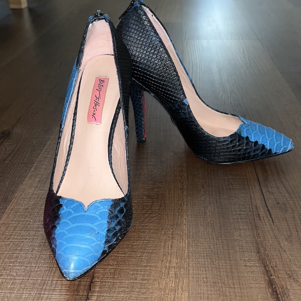 Betsey Johnson Pump